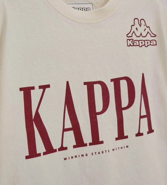 Μπροστινή όψη από οφ-γουάιτ αγορίστικο t-shirt Original Marines x Kappa με στάμπα "KAPPA" και σήμα στο στήθος.