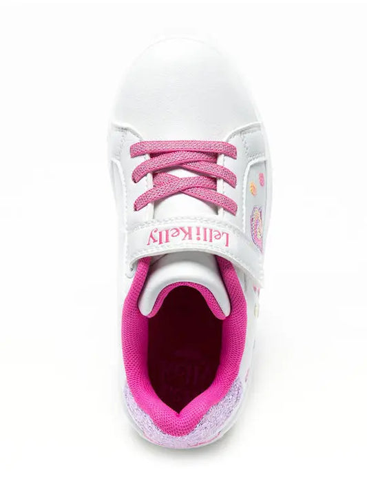 Sneaker της Ιταλικής εταιρείας Lelli Kelly. Πολύ ελαφριά, σε λευκό χρώμα διακοσμημένα με μια πεταλούδα από παγιέτες. Εξωτερικά είναι κατασκευασμένα από οικολογικό δέρμα, εσωτερικά διαθέτουν υφασμάτινη επένδυση. Με ανατομικό πάτο για άνετο και μαλακό πάτημα. Η σόλα τους είναι κατασκευασμένη από καουτσούκ, είναι αντιολισθητική και πολύ εύκαμπτη. Μπορούν να φορεθούν πολύ εύκολα καθώς διαθέτουν ελαστικά κορδόνια και εφαρμόζουν με αυτοκόλλητο/velcr. Τα αστραφτερά στοιχεία και η κομ