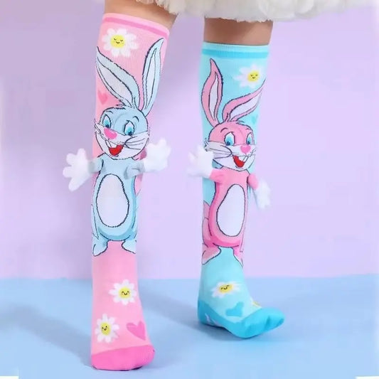 Παιδικές κάλτσες Bugs Bunny 3D έως το γόνατο — μαλακές, άνετες και εντυπωσιακές με ανάγλυφη λεπτομέρεια. Ιδανικές για στυλ και ζεστασιά όλη μέρα από την Click Clothes!