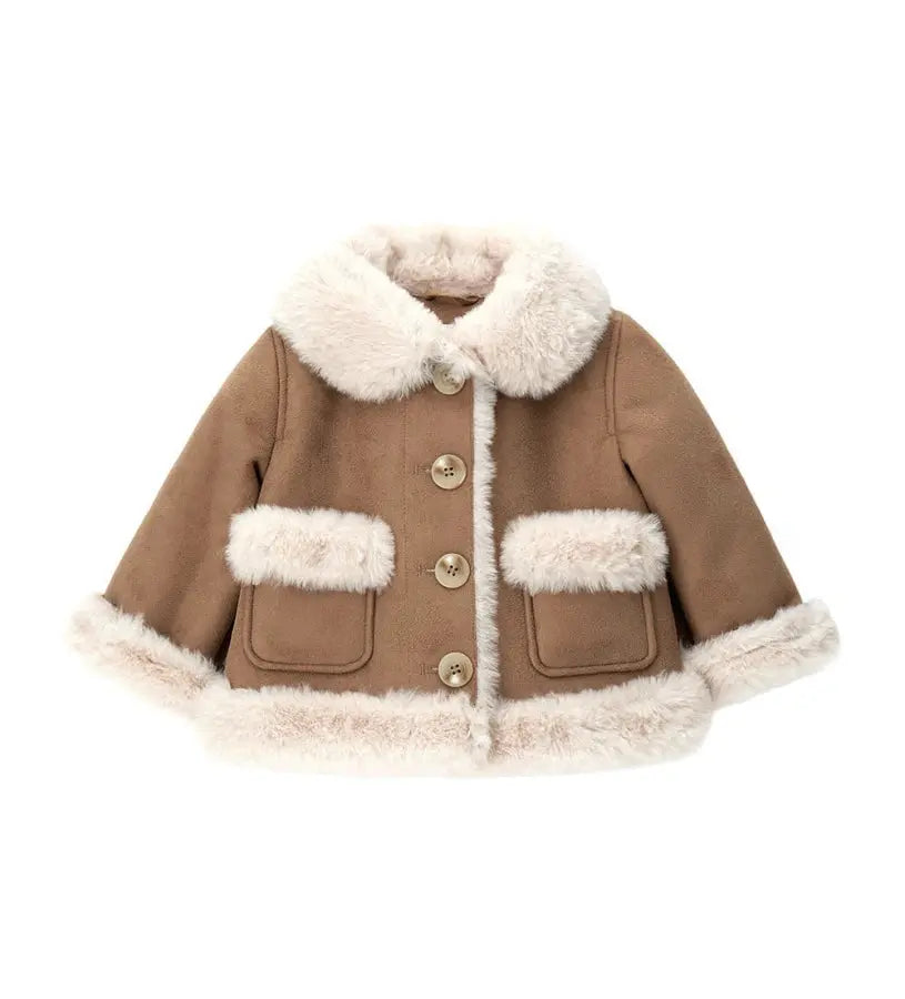 Ζεστό και μαλακό παλτό από ψεύτικη shearling με κουμπιά και λογότυπο που προσθέτουν μια πινελιά στυλ. Οι πρακτικές μπροστινές τσέπες ολοκληρώνουν το τέλειο look για τις κρύες μέρες.