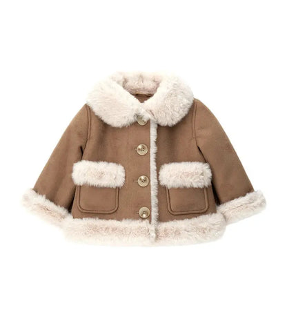 Ζεστό και μαλακό παλτό από ψεύτικη shearling με κουμπιά και λογότυπο που προσθέτουν μια πινελιά στυλ. Οι πρακτικές μπροστινές τσέπες ολοκληρώνουν το τέλειο look για τις κρύες μέρες.