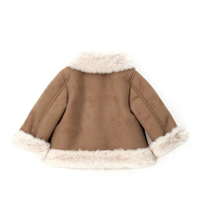 Ζεστό και μαλακό παλτό από ψεύτικη shearling με κουμπιά και λογότυπο που προσθέτουν μια πινελιά στυλ. Οι πρακτικές μπροστινές τσέπες ολοκληρώνουν το τέλειο look για τις κρύες μέρες.