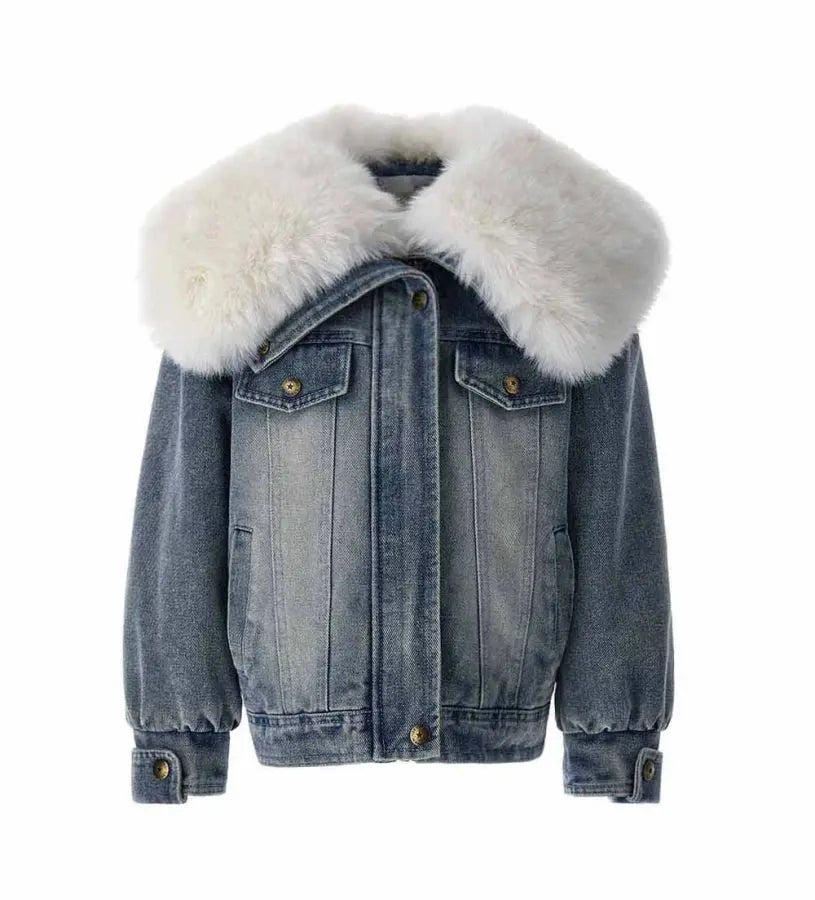 Καπιτονέ και επενδυμένο τζιν μπουφάν με μακριά μανίκια και αποσπώμενο γιακά από οικολογική γούνα. Κλείσιμο με φερμουάρ, μπροστινές τσέπες και λογότυπο με στρας για μια πινελιά γκλάμουρ.