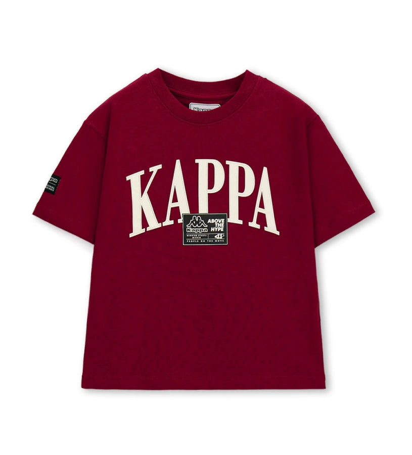 Μπροστινή όψη από μπορντό αγορίστικο t-shirt Original Marines x Kappa με λευκή στάμπα "KAPPA" και σήμα στο στήθος.