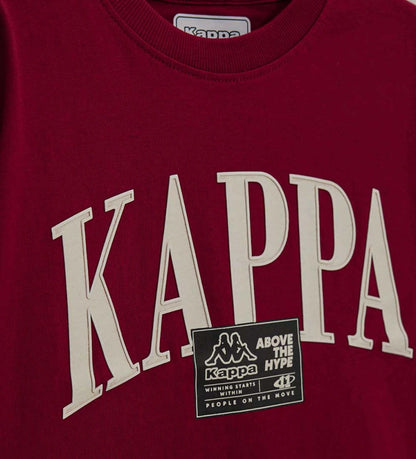 Μπροστινή όψη από μπορντό αγορίστικο t-shirt Original Marines x Kappa με λευκή στάμπα "KAPPA" και σήμα στο στήθος.