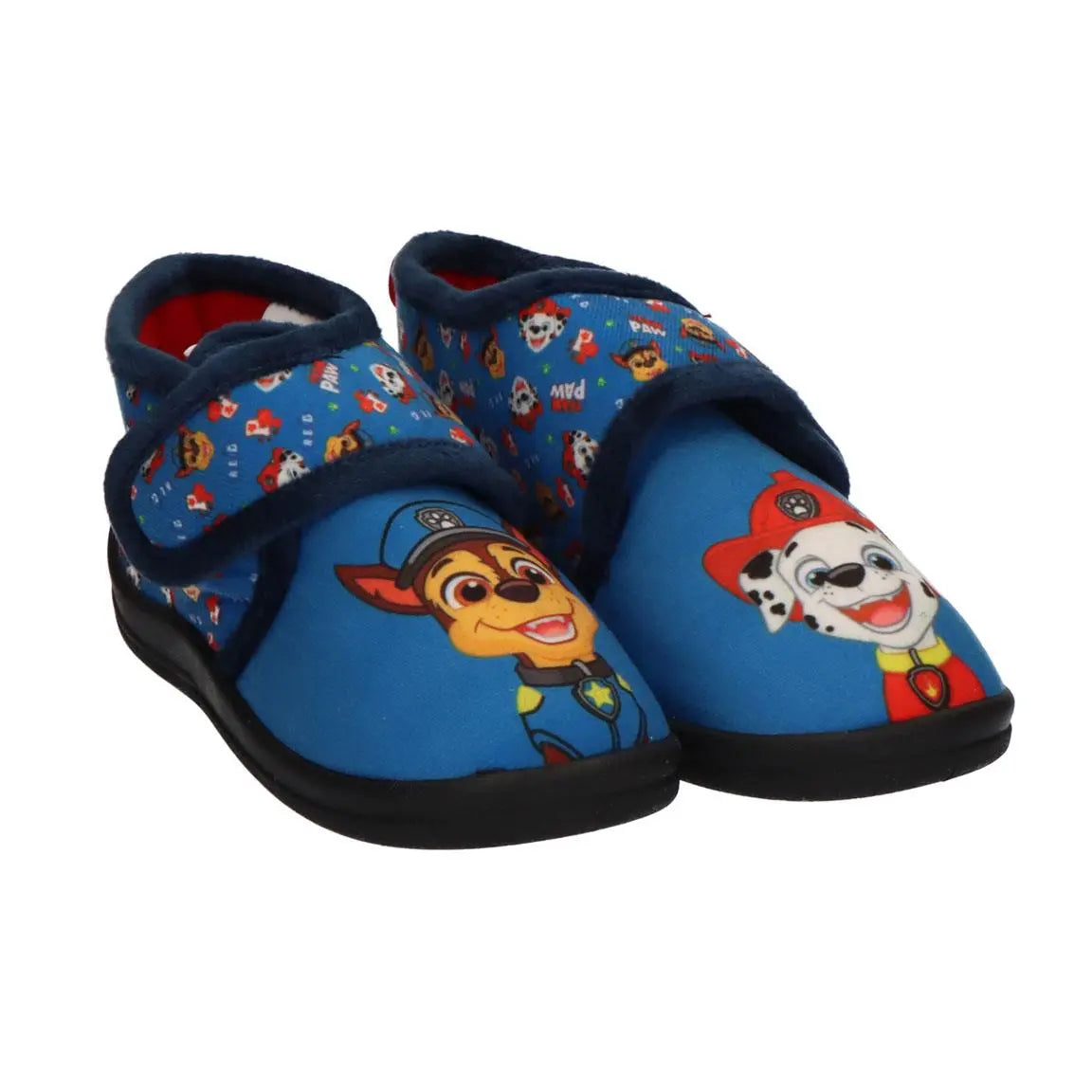 Παιδικές παντόφλες Paw Patrol σε ζωηρό μπλε χρώμα, με άνετη εφαρμογή και αντιολισθητική σόλα. Ιδανικές για ζεστασιά και ασφάλεια στο σπίτι, με αγαπημένους χαρακτήρες που λατρεύουν τα παιδιά. Διαθέσιμες στο Click Clothes!