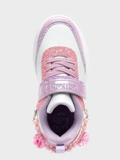 Παιδικά sneakers Lelli Kelly για κορίτσια με υπέροχο σχέδιο σε χρώμα λευκό και λεπτομέρειες glitter σε ροζ και μωβ αποχρώσεις.

Άνετη και αντιολισθητική σόλα από καουτσούκ.
Εσωτερικά διαθέτει δερμάτινο, ανατομικό πάτο.
Ευκολία στην εφαρμογή με ελαστικά κορδόνια και αυτοκόλλητο λουράκι-velcro.

Συνδυάζει την άνεση με το λαμπερό στυλ για μοδάτη εμφάνιση όλες τις ώρες.