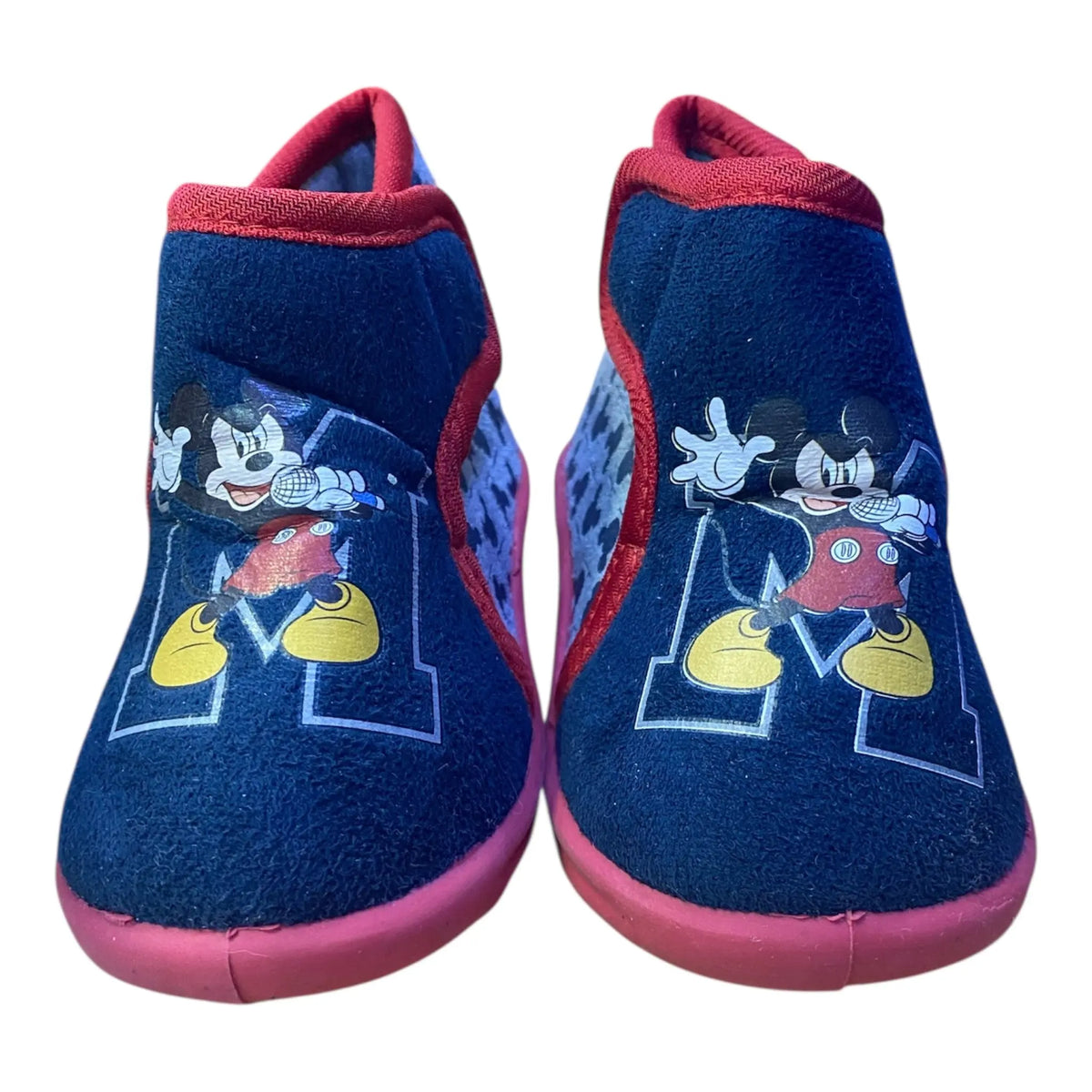 Αυτές οι παιδικές παντόφλες από τη Disney είναι ιδανικές για τους μικρούς μας φίλους που χρειάζονται άνεση και στυλ στη καθημερινότητά τους. Το χρώμα τους είναι μπλε, δίνοντας μια ζωντανή και ευχάριστη αίσθηση. Είναι μποτάκια, προσφέροντας περισσότερη υποστήριξη στους αστραγάλους και κρατώντας τα ποδαράκια ζεστά.

Σχέδιο εμπνευσμένο από αγαπημένους ήρωες της Disney.
Άνετη και μαλακή κατασκευή για καθημερινή χρήση.
Κατάλληλα για εσωτερικούς και εξωτερικούς χώρους.