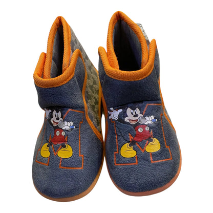 Αυτές οι παιδικές παντόφλες από τη Disney είναι ιδανικές για τους μικρούς μας φίλους που χρειάζονται άνεση και στυλ στη καθημερινότητά τους. Το χρώμα τους είναι μπλε, δίνοντας μια ζωντανή και ευχάριστη αίσθηση. Είναι μποτάκια, προσφέροντας περισσότερη υποστήριξη στους αστραγάλους και κρατώντας τα ποδαράκια ζεστά.

Σχέδιο εμπνευσμένο από αγαπημένους ήρωες της Disney.
Άνετη και μαλακή κατασκευή για καθημερινή χρήση.
Κατάλληλα για εσωτερικούς και εξωτερικούς χώρους.
