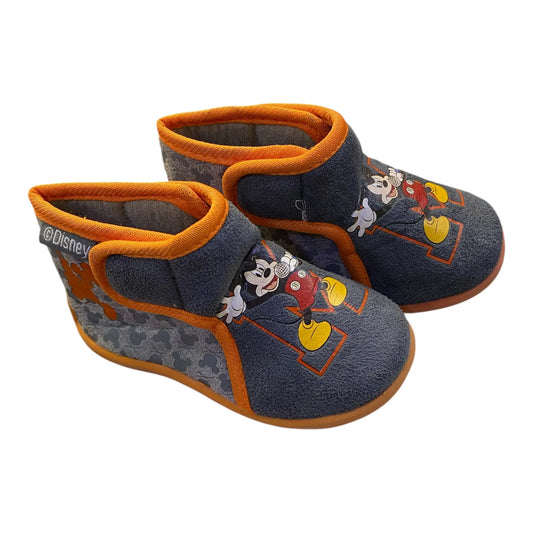 Αυτές οι παιδικές παντόφλες από τη Disney είναι ιδανικές για τους μικρούς μας φίλους που χρειάζονται άνεση και στυλ στη καθημερινότητά τους. Το χρώμα τους είναι μπλε, δίνοντας μια ζωντανή και ευχάριστη αίσθηση. Είναι μποτάκια, προσφέροντας περισσότερη υποστήριξη στους αστραγάλους και κρατώντας τα ποδαράκια ζεστά.

Σχέδιο εμπνευσμένο από αγαπημένους ήρωες της Disney.
Άνετη και μαλακή κατασκευή για καθημερινή χρήση.
Κατάλληλα για εσωτερικούς και εξωτερικούς χώρους.