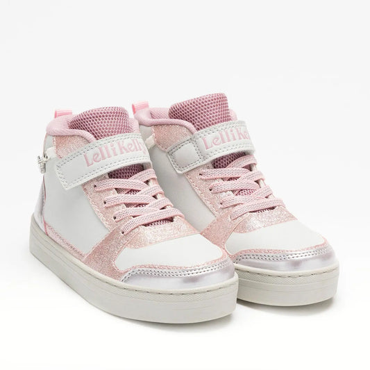 Μοντέρνο Sneaker Μποτάκια της Ιταλικής εταιρείας Lelli Kelly. Πολύ ελαφριά, σε μαύρο χρώμα διακοσμημένα με τρουκς και γκλίτερ. Εξωτερικά είναι κατασκευασμένα από οικολογικό δέρμα, εσωτερικά διαθέτουν υφασμάτινη επένδυση και ανατομικό πάτο για άνετο και μαλακό πάτημα. Η σόλα τους είναι κατασκευασμένη από καουτσούκ, είναι αντιολισθητική και πολύ ελαφριά.

Δυνατότητα να φορεθούν και στο χέρι το μεταλλικό αποσπώμενο βραχιόλι που διακοσμεί το πίσω μέρος του παπουτσιού.
Ελαστικά κορδόνια και εφαρμογή με αυτοκόλλη