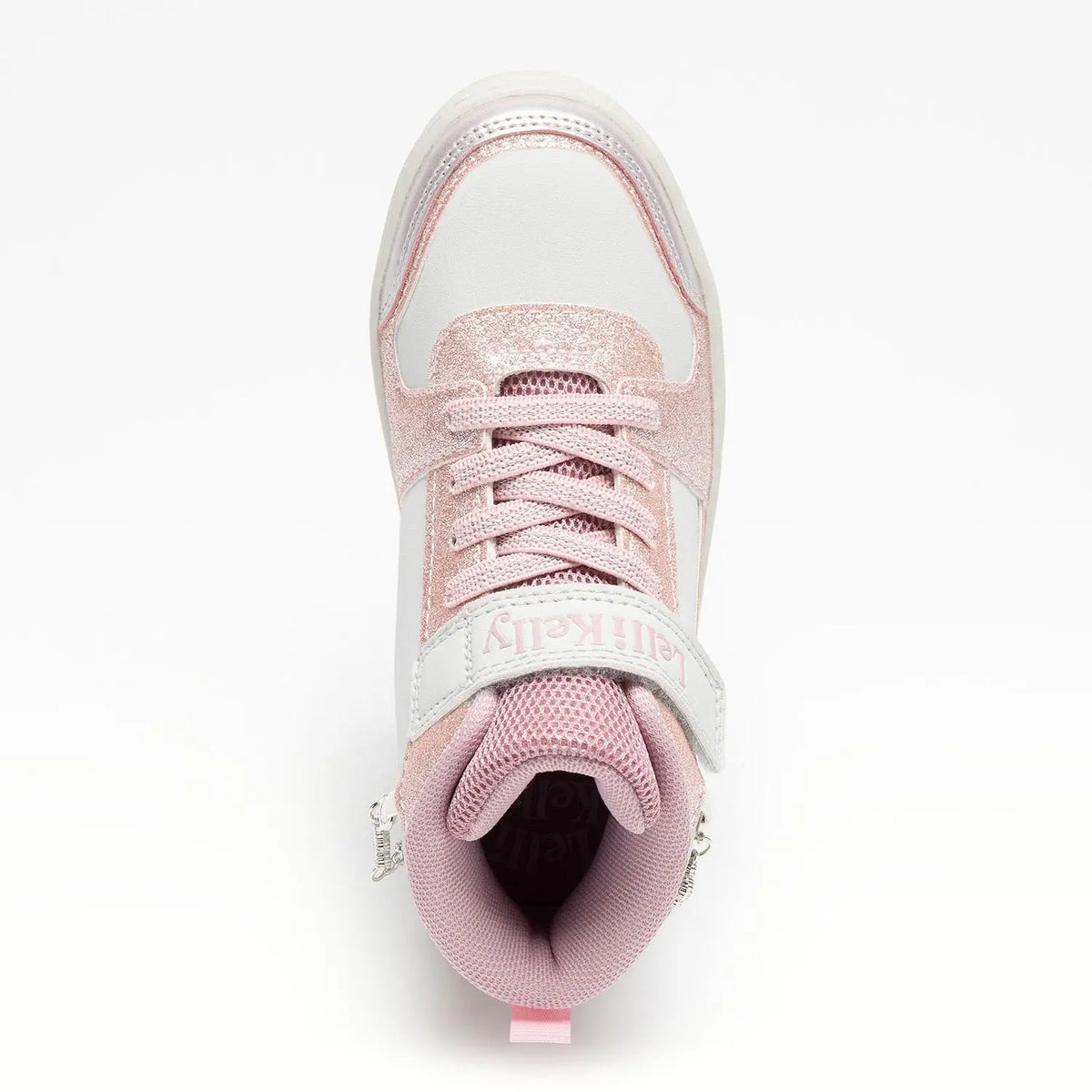 Μοντέρνο Sneaker Μποτάκια της Ιταλικής εταιρείας Lelli Kelly. Πολύ ελαφριά, σε μαύρο χρώμα διακοσμημένα με τρουκς και γκλίτερ. Εξωτερικά είναι κατασκευασμένα από οικολογικό δέρμα, εσωτερικά διαθέτουν υφασμάτινη επένδυση και ανατομικό πάτο για άνετο και μαλακό πάτημα. Η σόλα τους είναι κατασκευασμένη από καουτσούκ, είναι αντιολισθητική και πολύ ελαφριά.

Δυνατότητα να φορεθούν και στο χέρι το μεταλλικό αποσπώμενο βραχιόλι που διακοσμεί το πίσω μέρος του παπουτσιού.
Ελαστικά κορδόνια και εφαρμογή με αυτοκόλλη