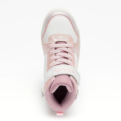Μοντέρνο Sneaker Μποτάκια της Ιταλικής εταιρείας Lelli Kelly. Πολύ ελαφριά, σε μαύρο χρώμα διακοσμημένα με τρουκς και γκλίτερ. Εξωτερικά είναι κατασκευασμένα από οικολογικό δέρμα, εσωτερικά διαθέτουν υφασμάτινη επένδυση και ανατομικό πάτο για άνετο και μαλακό πάτημα. Η σόλα τους είναι κατασκευασμένη από καουτσούκ, είναι αντιολισθητική και πολύ ελαφριά.

Δυνατότητα να φορεθούν και στο χέρι το μεταλλικό αποσπώμενο βραχιόλι που διακοσμεί το πίσω μέρος του παπουτσιού.
Ελαστικά κορδόνια και εφαρμογή με αυτοκόλλη