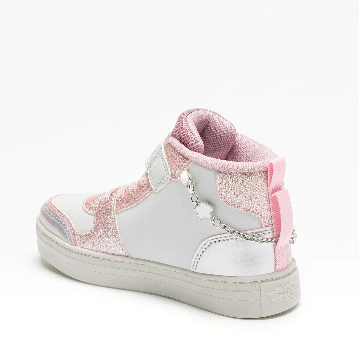Μοντέρνο Sneaker Μποτάκια της Ιταλικής εταιρείας Lelli Kelly. Πολύ ελαφριά, σε μαύρο χρώμα διακοσμημένα με τρουκς και γκλίτερ. Εξωτερικά είναι κατασκευασμένα από οικολογικό δέρμα, εσωτερικά διαθέτουν υφασμάτινη επένδυση και ανατομικό πάτο για άνετο και μαλακό πάτημα. Η σόλα τους είναι κατασκευασμένη από καουτσούκ, είναι αντιολισθητική και πολύ ελαφριά.

Δυνατότητα να φορεθούν και στο χέρι το μεταλλικό αποσπώμενο βραχιόλι που διακοσμεί το πίσω μέρος του παπουτσιού.
Ελαστικά κορδόνια και εφαρμογή με αυτοκόλλη
