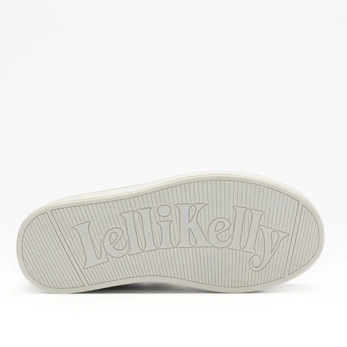 Μοντέρνο Sneaker Μποτάκια της Ιταλικής εταιρείας Lelli Kelly. Πολύ ελαφριά, σε μαύρο χρώμα διακοσμημένα με τρουκς και γκλίτερ. Εξωτερικά είναι κατασκευασμένα από οικολογικό δέρμα, εσωτερικά διαθέτουν υφασμάτινη επένδυση και ανατομικό πάτο για άνετο και μαλακό πάτημα. Η σόλα τους είναι κατασκευασμένη από καουτσούκ, είναι αντιολισθητική και πολύ ελαφριά.

Δυνατότητα να φορεθούν και στο χέρι το μεταλλικό αποσπώμενο βραχιόλι που διακοσμεί το πίσω μέρος του παπουτσιού.
Ελαστικά κορδόνια και εφαρμογή με αυτοκόλλη