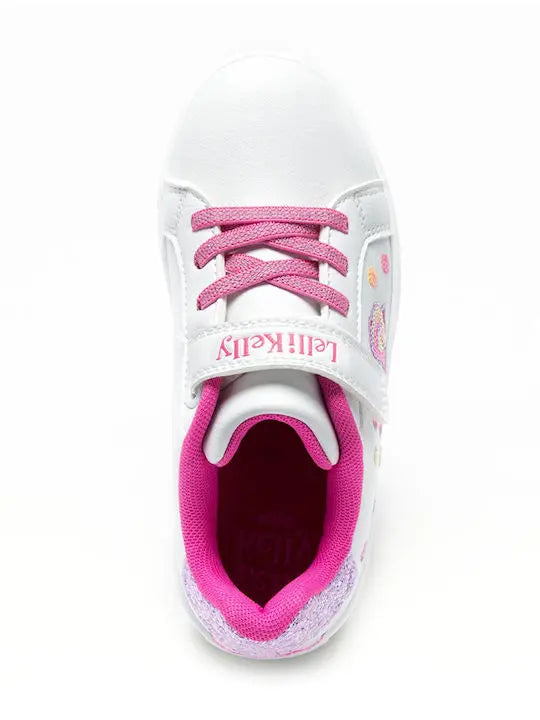 Sneaker της Ιταλικής εταιρείας Lelli Kelly. Πολύ ελαφριά, σε λευκό χρώμα διακοσμημένα με μια πεταλούδα από παγιέτες. Εξωτερικά είναι κατασκευασμένα από οικολογικό δέρμα, εσωτερικά διαθέτουν υφασμάτινη επένδυση. Με&nbsp;ανατομικό πάτο&nbsp;για άνετο και μαλακό πάτημα. Η σόλα τους είναι κατασκευασμένη από καουτσούκ, είναι αντιολισθητική και πολύ εύκαμπτη. Μπορούν να φορεθούν πολύ εύκολα καθώς διαθέτουν ελαστικά κορδόνια και εφαρμόζουν με αυτοκόλλητο/velcr. Τα αστραφτερά στοιχεία και η κομ