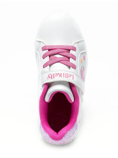 Sneaker της Ιταλικής εταιρείας Lelli Kelly. Πολύ ελαφριά, σε λευκό χρώμα διακοσμημένα με μια πεταλούδα από παγιέτες. Εξωτερικά είναι κατασκευασμένα από οικολογικό δέρμα, εσωτερικά διαθέτουν υφασμάτινη επένδυση. Με&nbsp;ανατομικό πάτο&nbsp;για άνετο και μαλακό πάτημα. Η σόλα τους είναι κατασκευασμένη από καουτσούκ, είναι αντιολισθητική και πολύ εύκαμπτη. Μπορούν να φορεθούν πολύ εύκολα καθώς διαθέτουν ελαστικά κορδόνια και εφαρμόζουν με αυτοκόλλητο/velcr. Τα αστραφτερά στοιχεία και η κομ